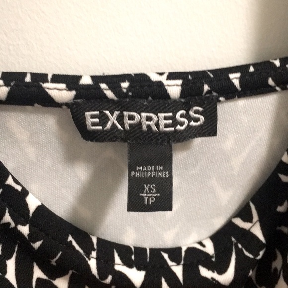 Patterned crop top with keyhole back - Picture 3 of 3